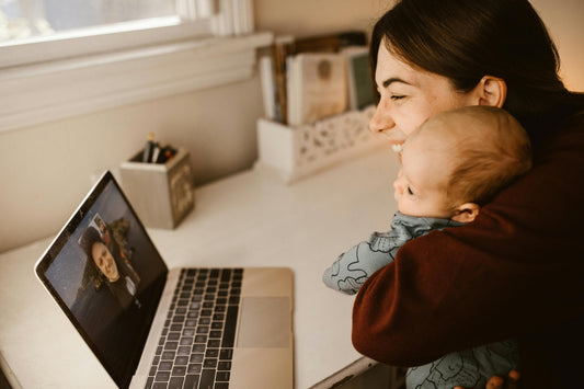 Parent divorcé envoyant un message rassurant à son enfant dans un cadre familial doux