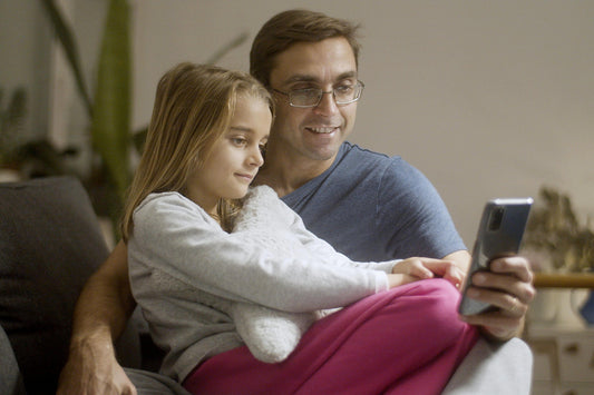 Parent en déplacement vidéo avec ses enfants, ambiance chaleureuse