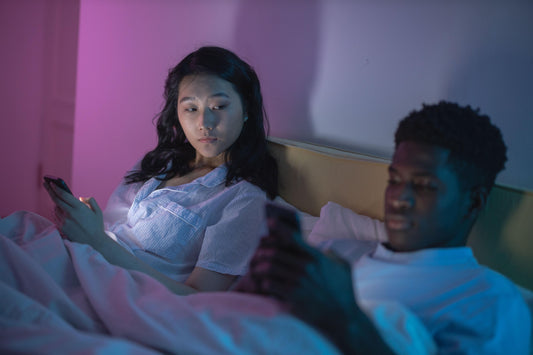Étudiant à l’étranger envoyant un message à sa famille depuis son téléphone