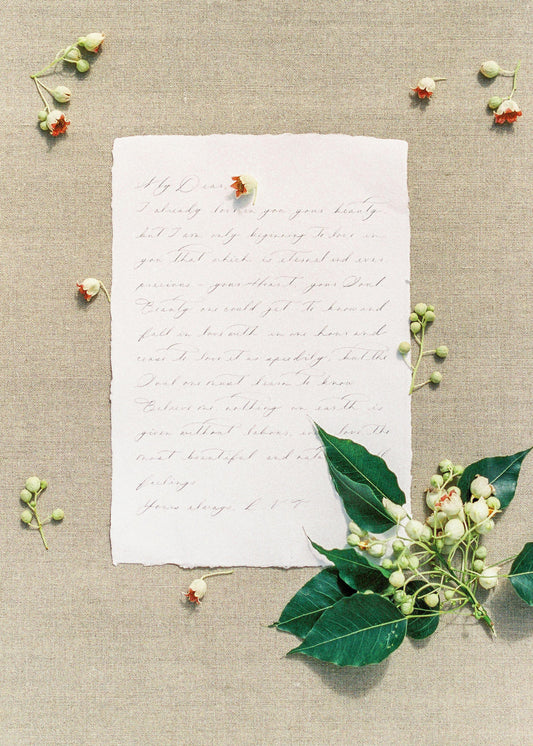 Cadeau attentionné pour la Fête des Mères avec fleurs, carte et photo de famille