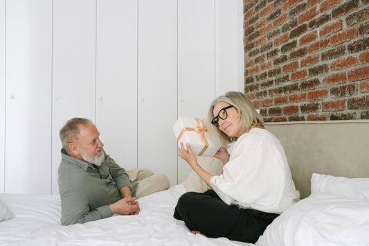 Couple célébrant un anniversaire de mariage avec un cadeau personnalisé