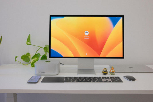 Cadeau Secret Santa tech pour collègue sur un bureau moderne