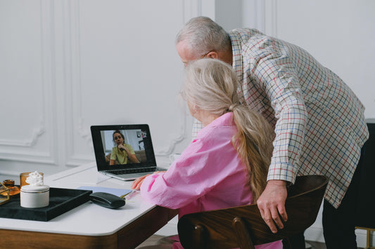 Senior utilisant une tablette simple pour rester en contact avec sa famille
