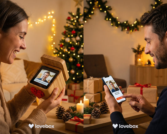 Lovebox et couple à distance échangeant un cadeau connecté sous une décoration de noël